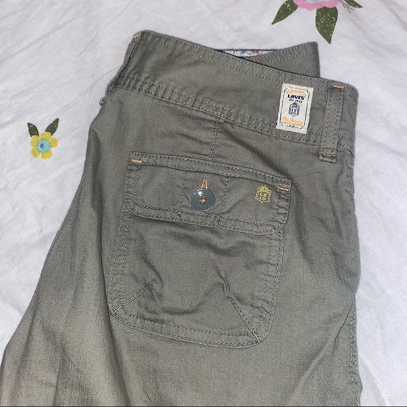 low/mid rise capri cute pale, sage green capri utility Levi pants🐢 - Picture 1 of 7